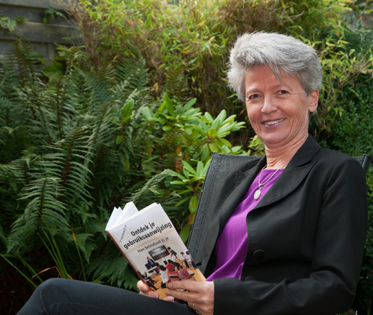 Jannie ligthart houdt haar boek 'Ontdek je gebruiksaanwijzing' vast